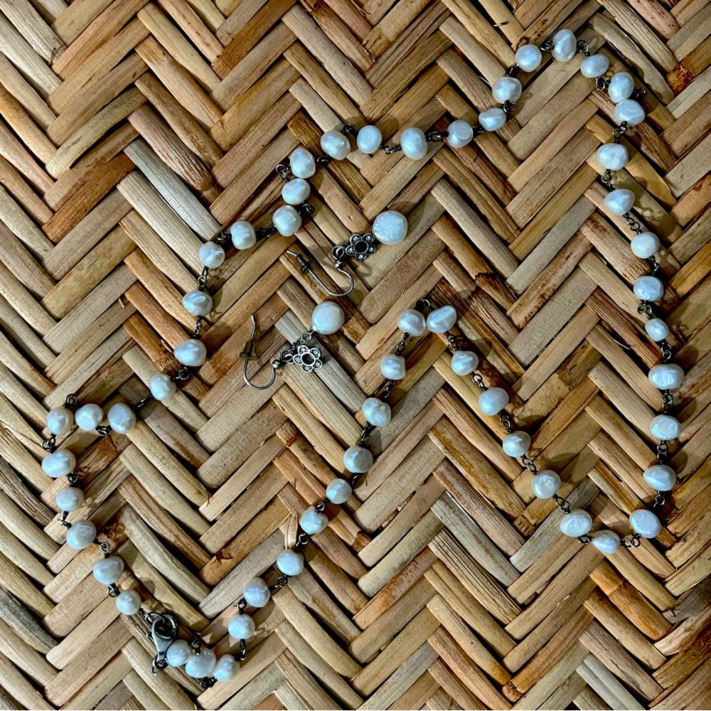 Pearl neckless and earrings.
